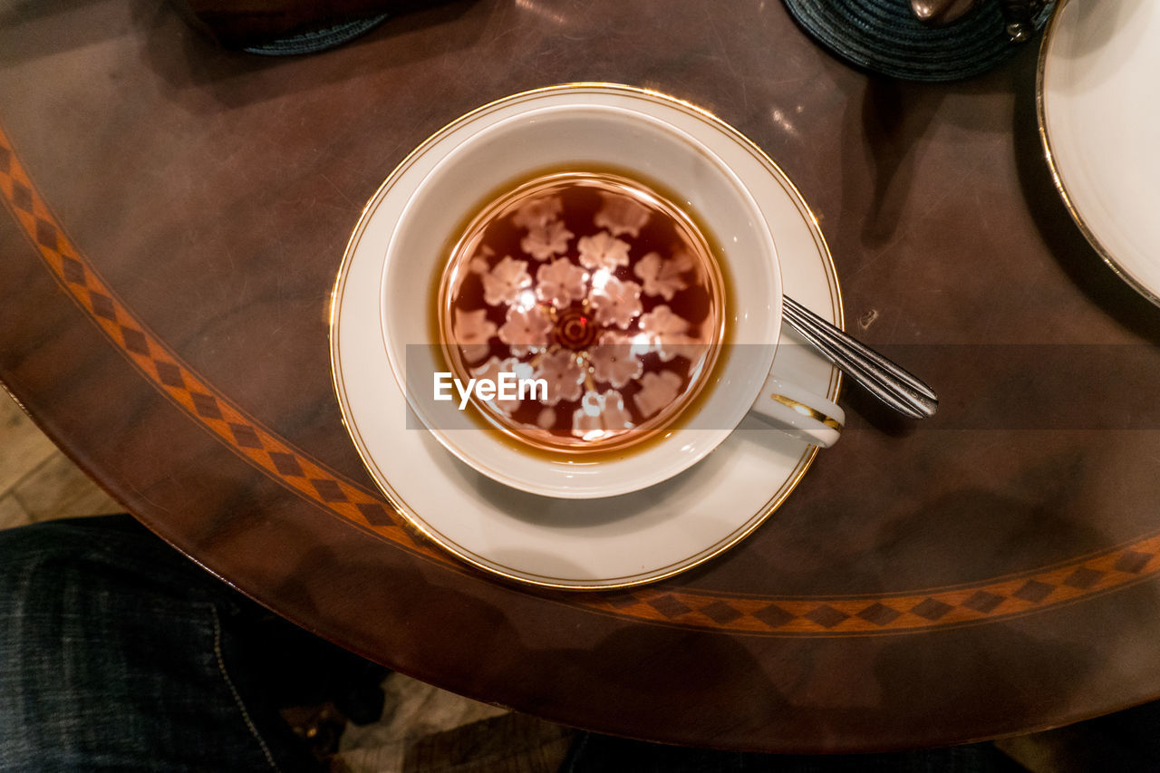 HIGH ANGLE VIEW OF COFFEE BEANS IN PLATE ON TABLE