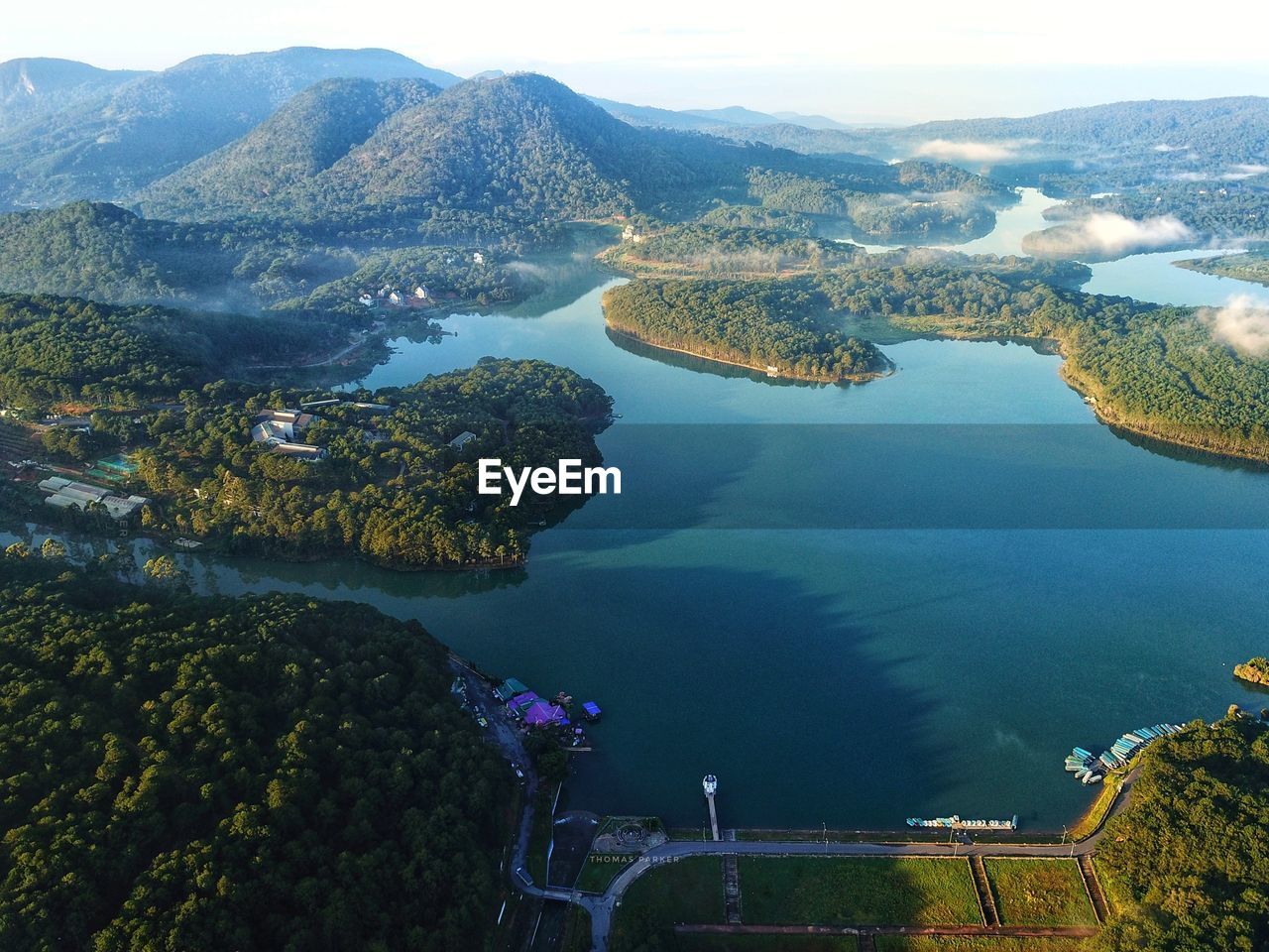 HIGH ANGLE VIEW OF MOUNTAINS AND SEA AGAINST SKY