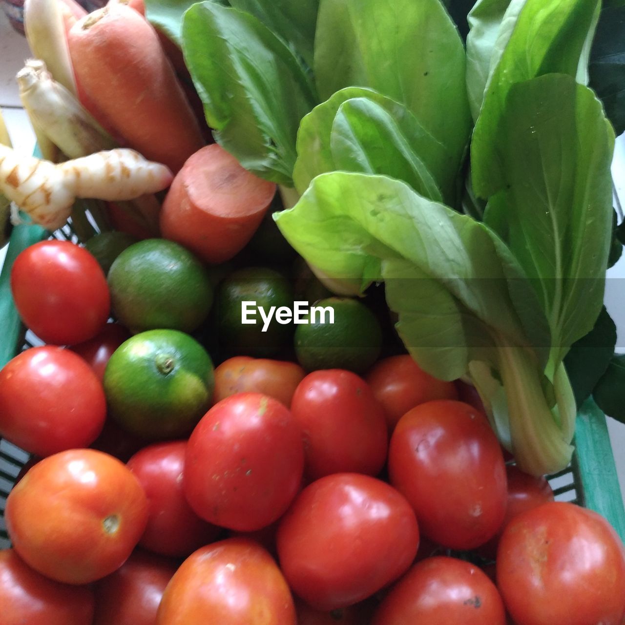 FULL FRAME SHOT OF FRUITS