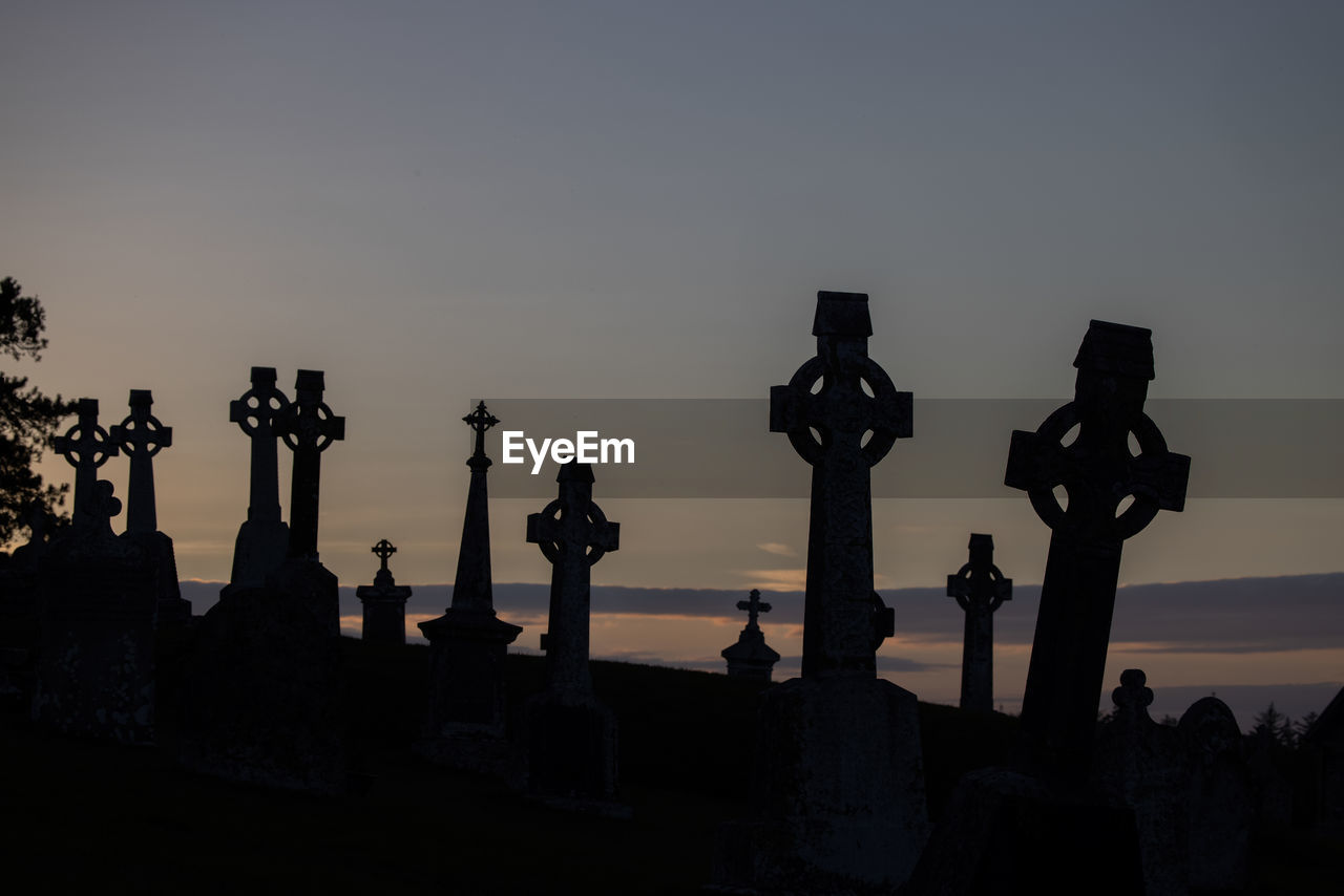 silhouette, sky, evening, sunset, dusk, nature, horizon, darkness, cemetery, statue, religion, architecture, grave, no people, cloud, belief, outdoors, history, sculpture, travel destinations, death, backlighting, the past, cross