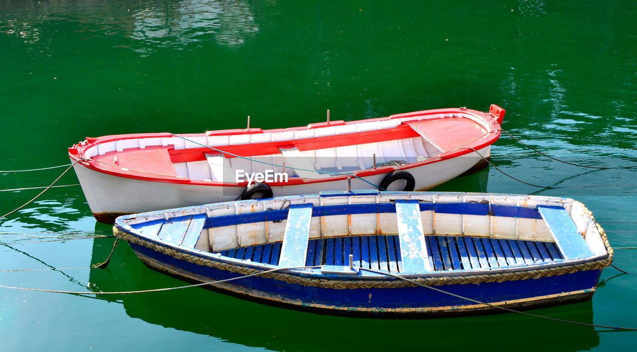 HIGH ANGLE VIEW OF FISHING BOAT MOORED IN LAKE
