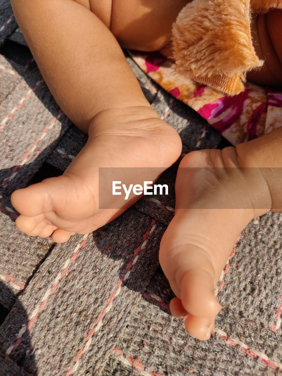 human leg, limb, hand, finger, women, one person, childhood, child, adult, footwear, clothing, human foot, sitting, skin, low section, relaxation, person, female, lifestyles, human limb, barefoot, high angle view, day, nail, leisure activity, toddler, close-up, nature, arm