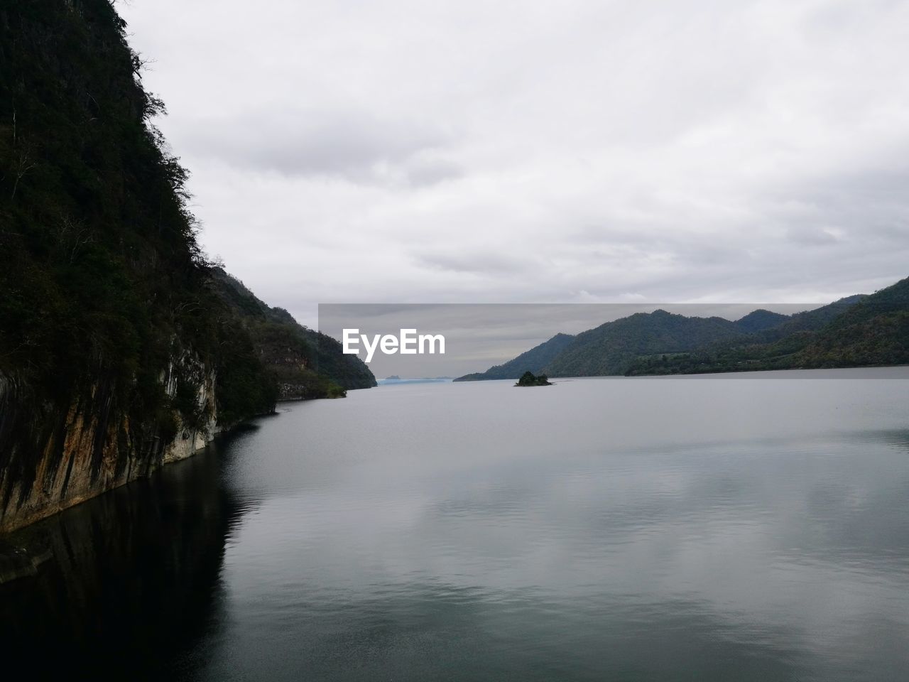 SCENIC VIEW OF SEA BY MOUNTAIN AGAINST SKY