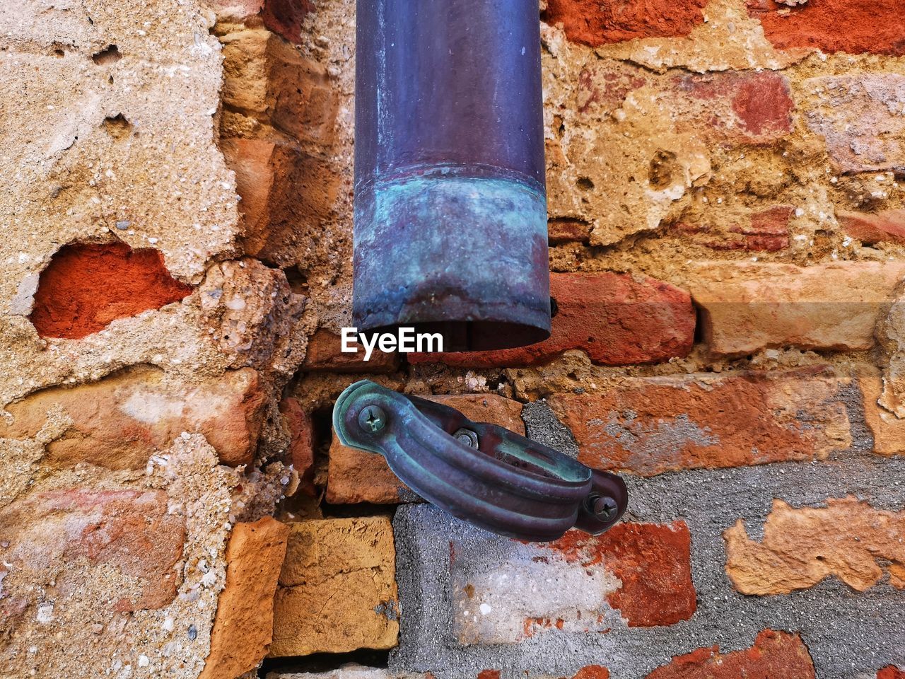 CLOSE-UP OF RUSTY PIPE