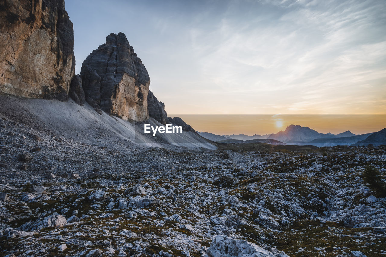 SCENIC VIEW OF ROCKY MOUNTAINS AGAINST SKY