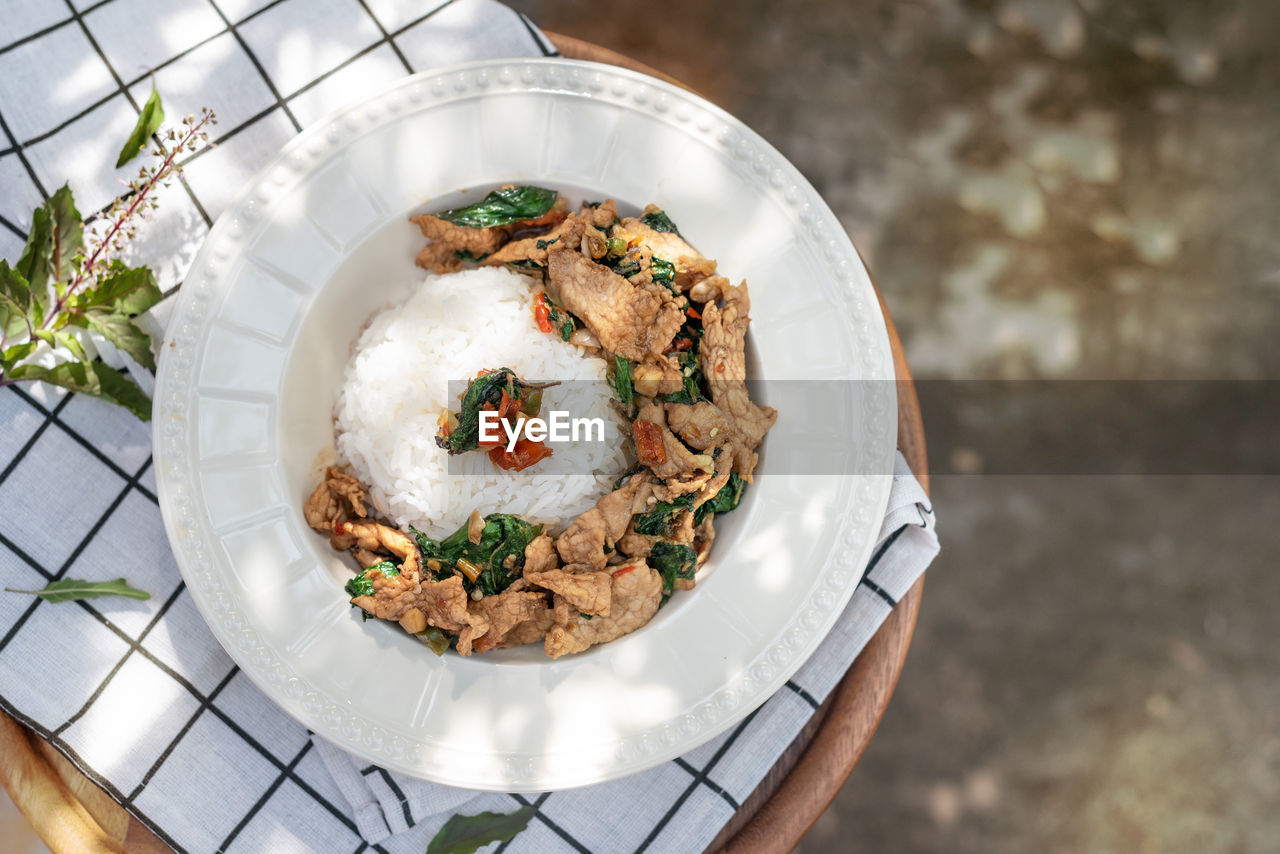 HIGH ANGLE VIEW OF BREAD IN PLATE ON TABLE