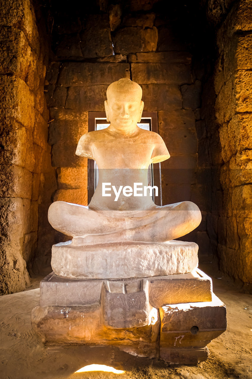 CLOSE-UP OF STATUE OF A BUDDHA