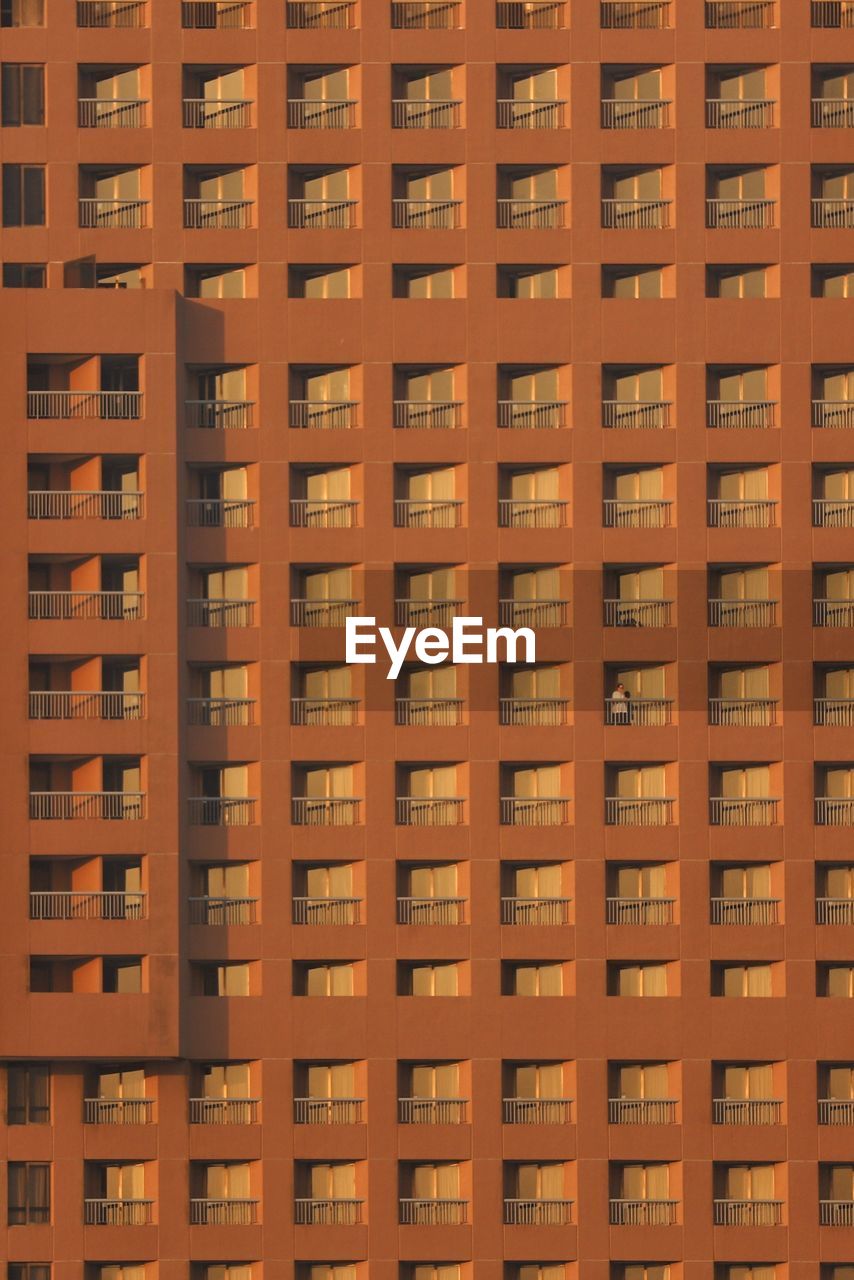 FULL FRAME SHOT OF RESIDENTIAL BUILDING AGAINST SKY