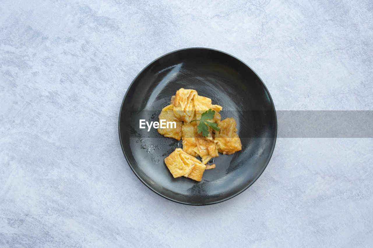 HIGH ANGLE VIEW OF BREAKFAST IN BOWL