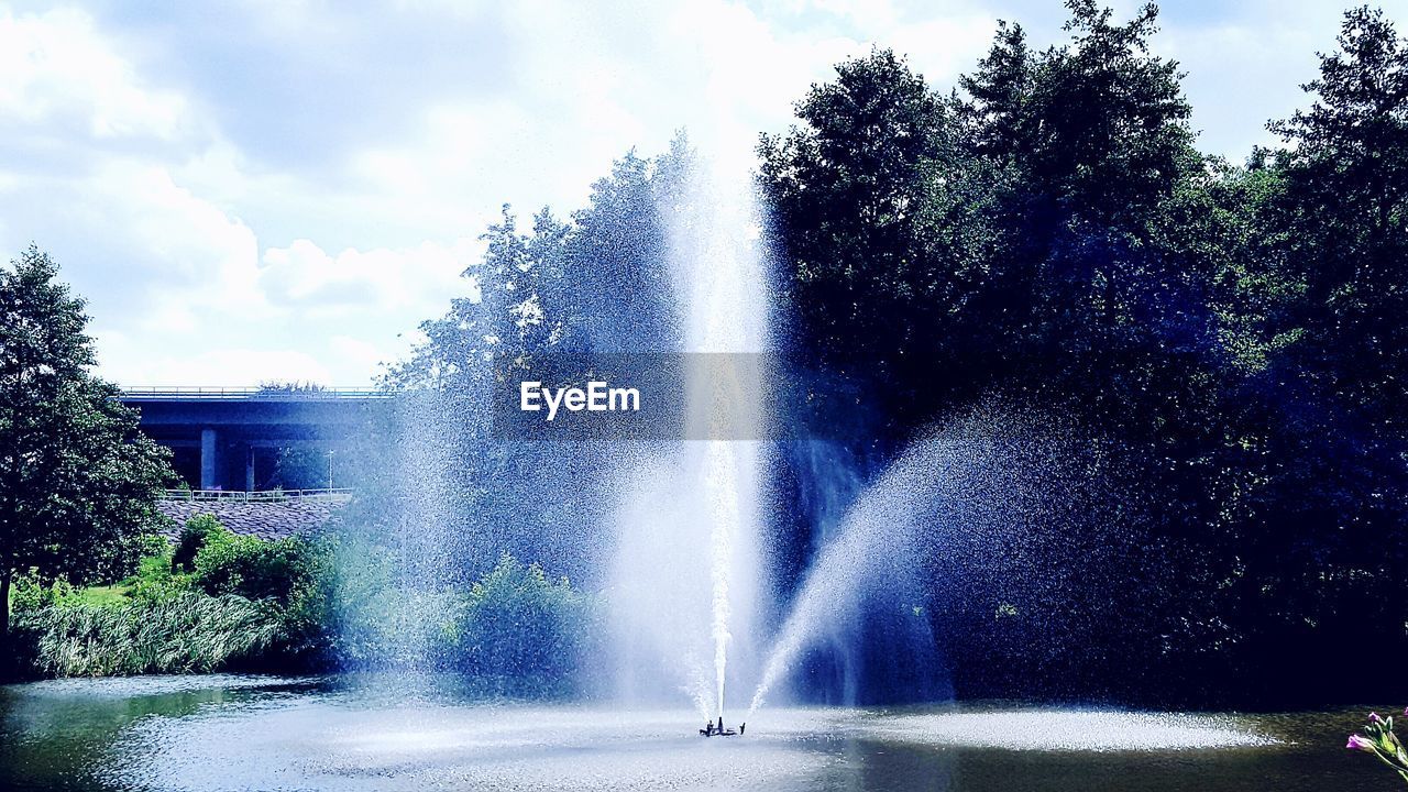 VIEW OF FOUNTAIN IN THE PARK