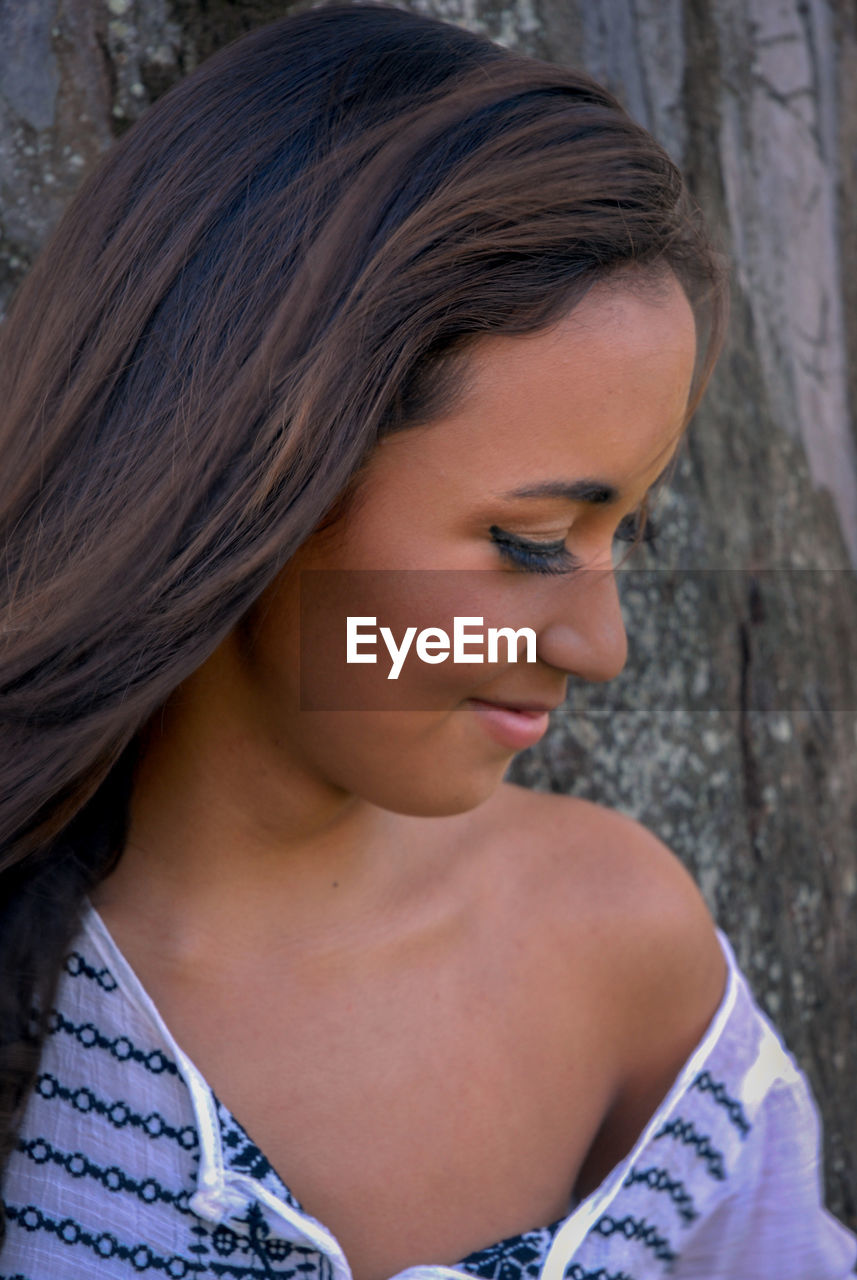 CLOSE-UP PORTRAIT OF A BEAUTIFUL WOMAN