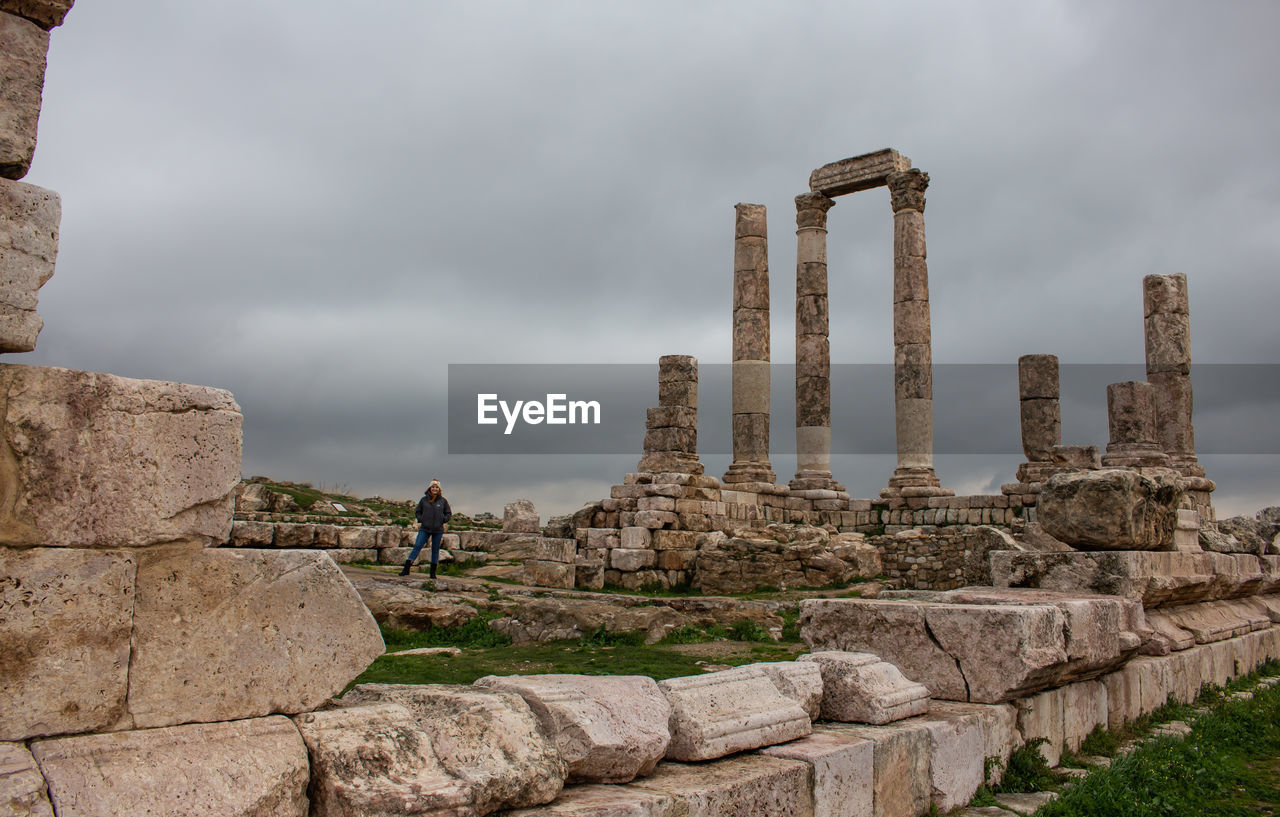 VIEW OF OLD RUIN AGAINST SKY