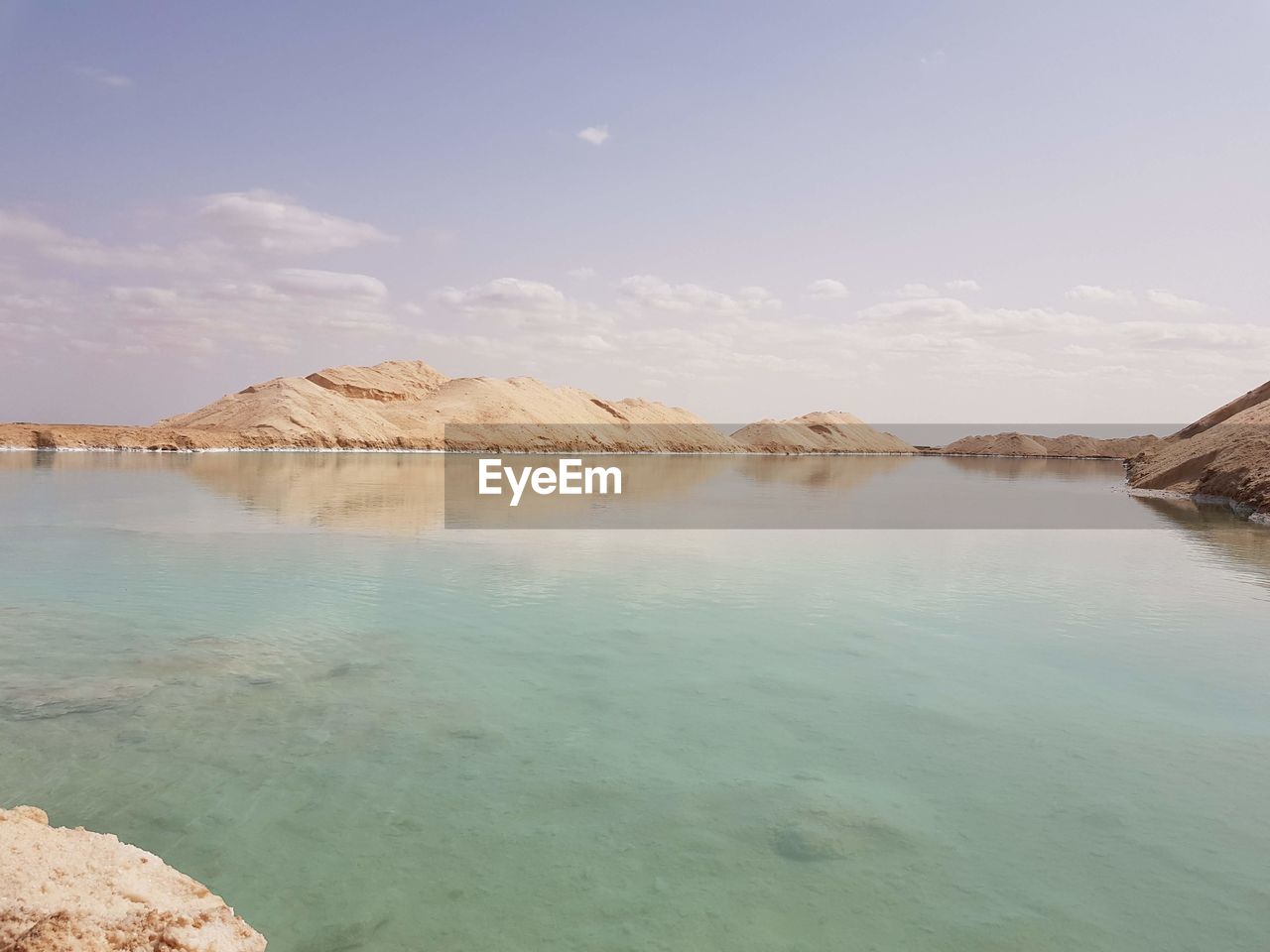 SCENIC VIEW OF SEA AND SHORE AGAINST SKY