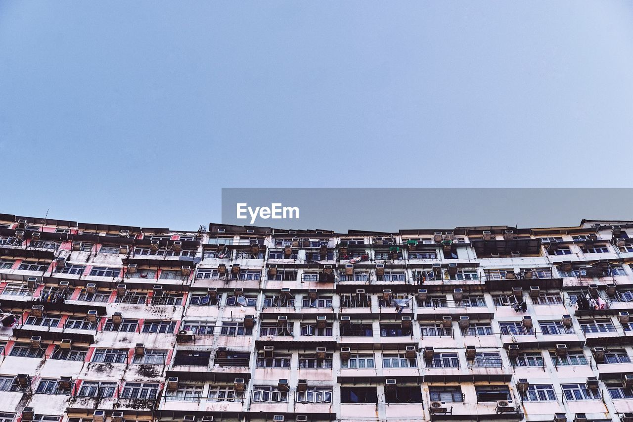 LOW ANGLE VIEW OF BUILDING AGAINST CLEAR SKY