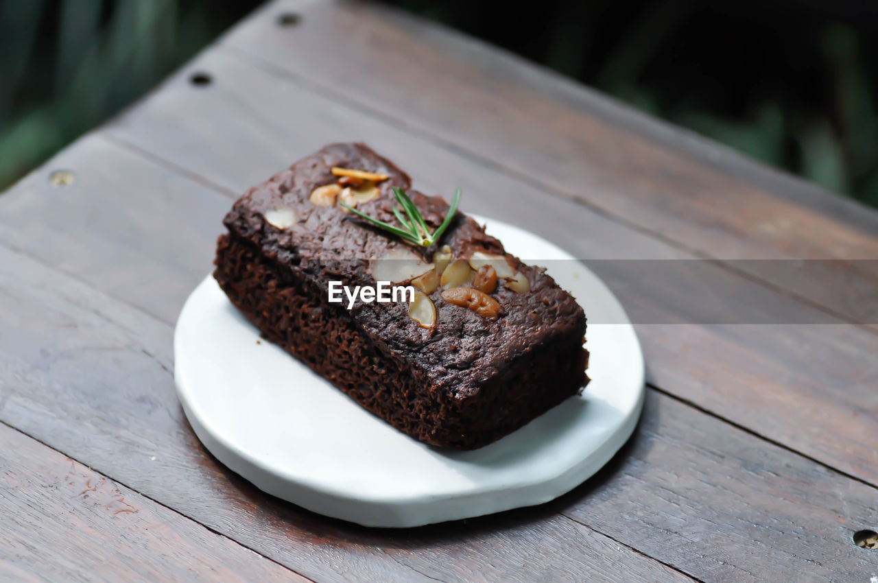 CLOSE-UP OF CHOCOLATE CAKE ON PLATE