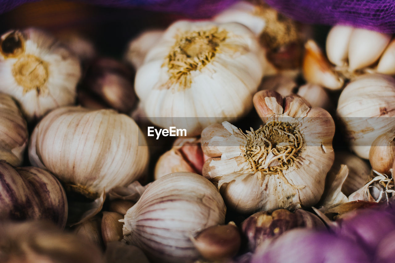 FULL FRAME SHOT OF ONIONS AND VEGETABLES