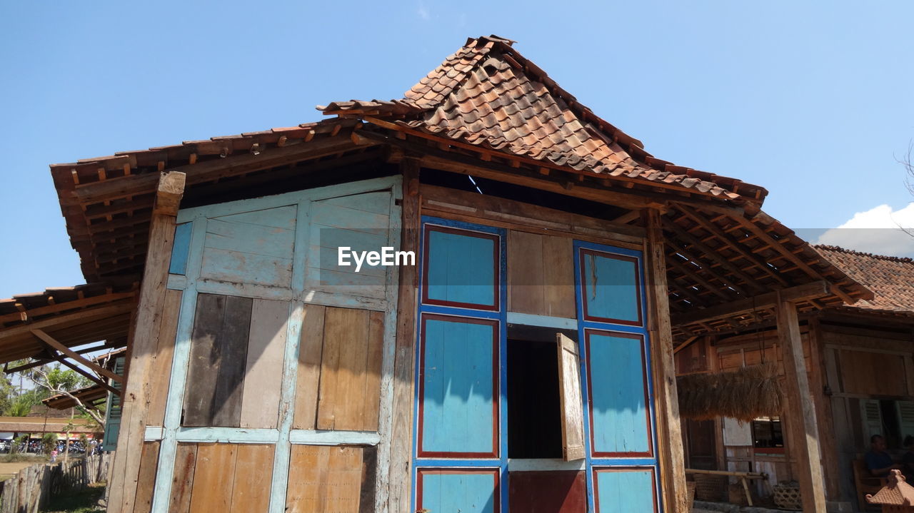 LOW ANGLE VIEW OF OLD HOUSE AGAINST SKY