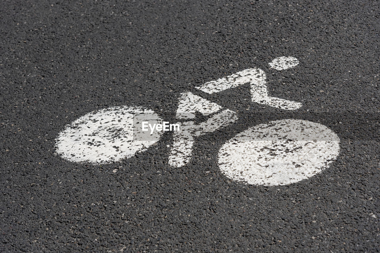 Bicycle lane sign on road