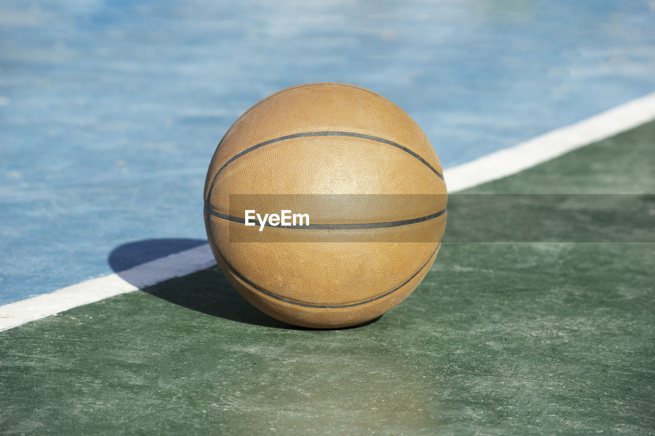 HIGH ANGLE VIEW OF A BALL AND TABLE ON THE FLOOR
