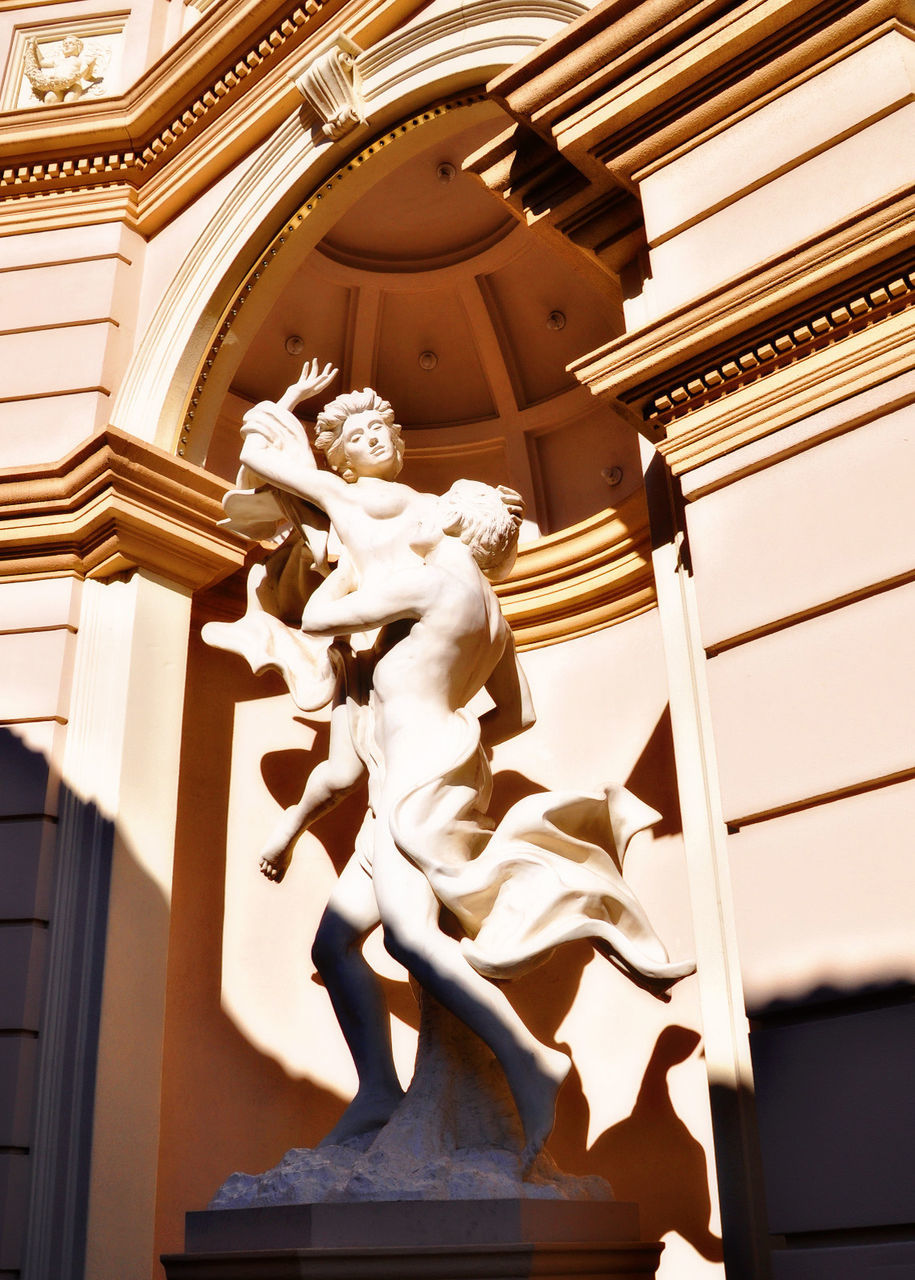 LOW ANGLE VIEW OF STATUE AGAINST BUILDINGS