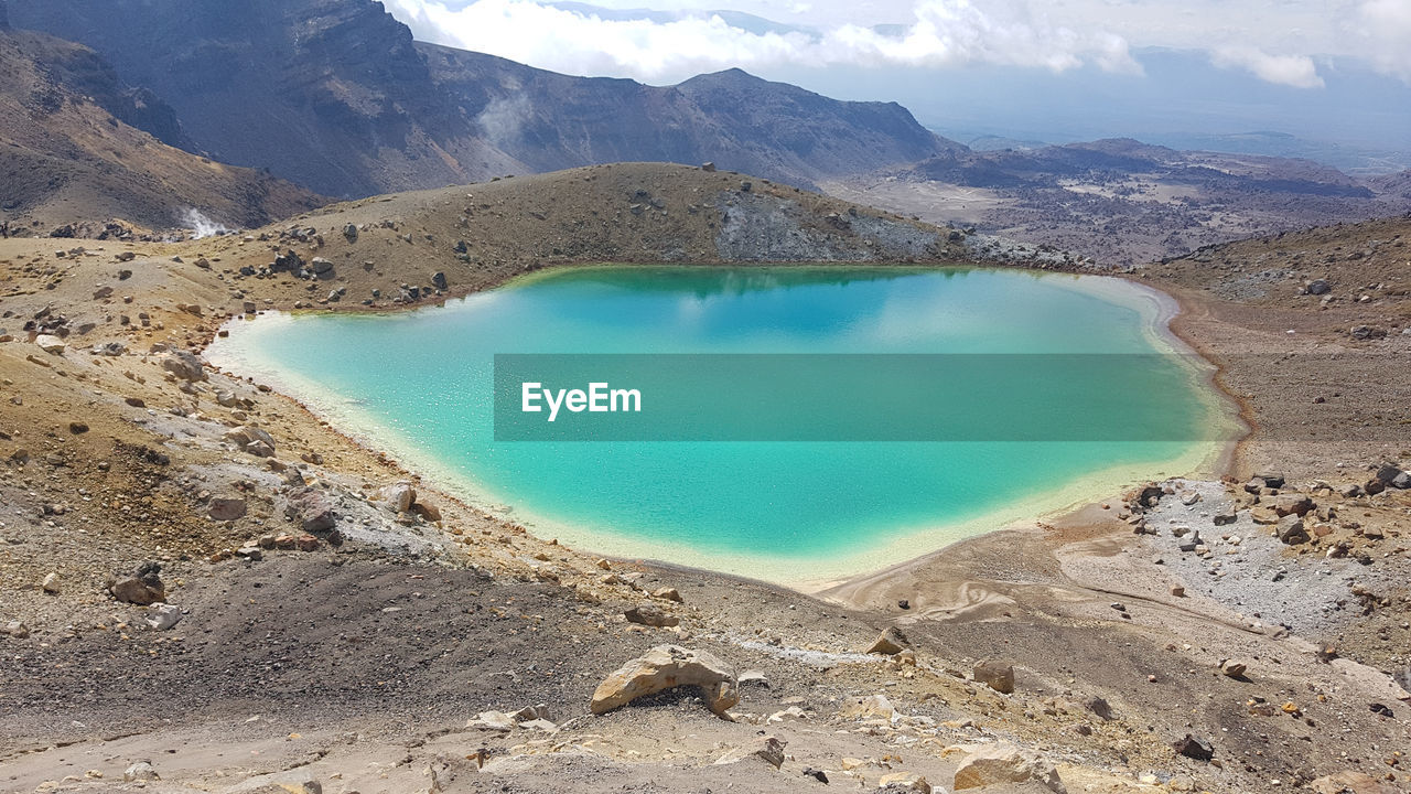 Emerald lake at tongariro alpine crossing track. new zealand.