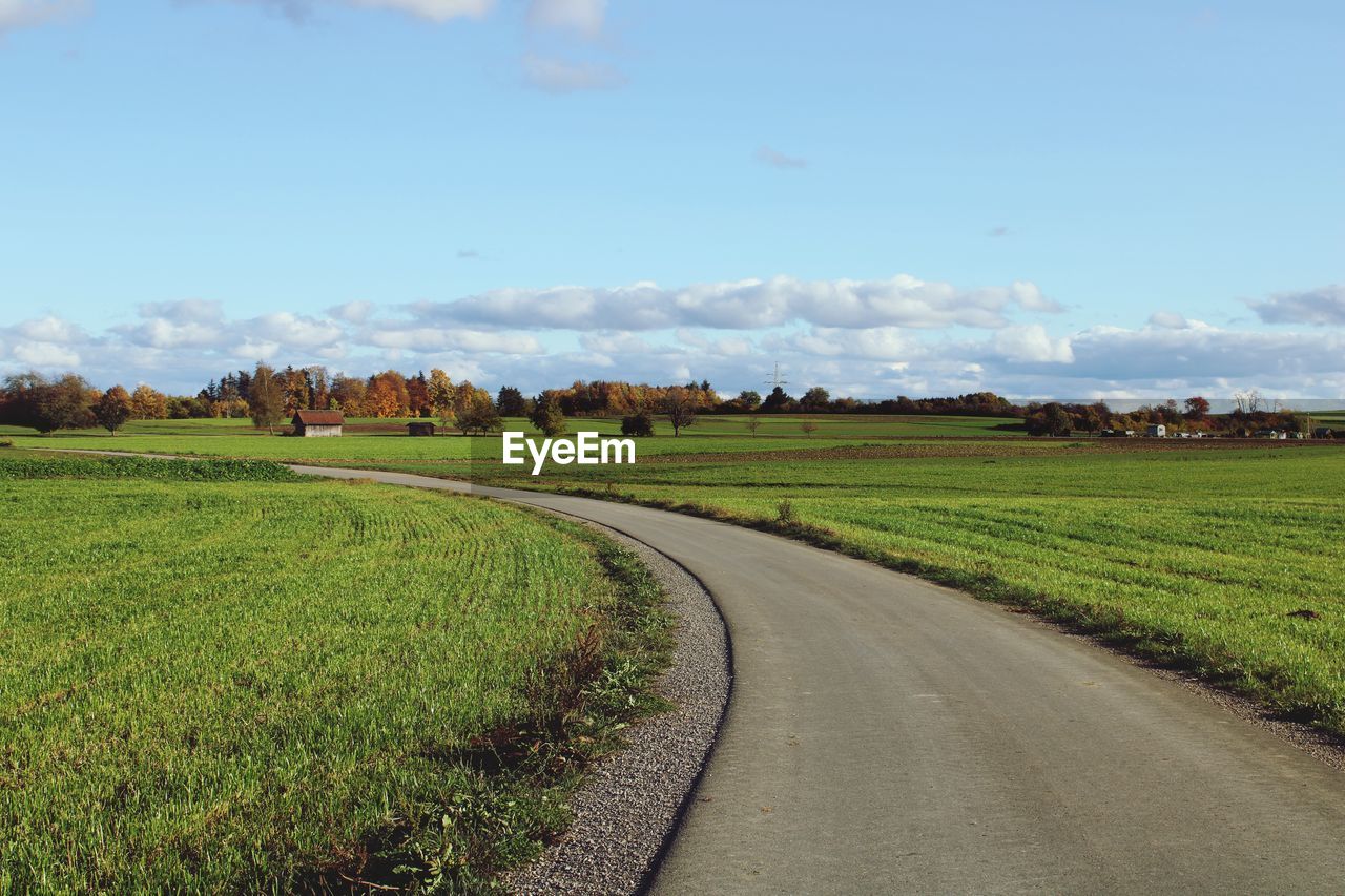 SCENIC VIEW OF AGRICULTURAL FIELD