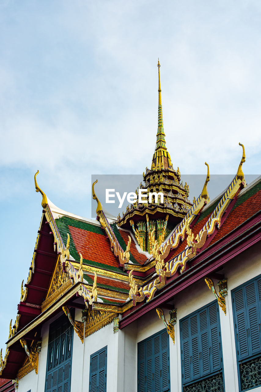 Wat phra keaw is the destination for every tourists who travel in bangkok