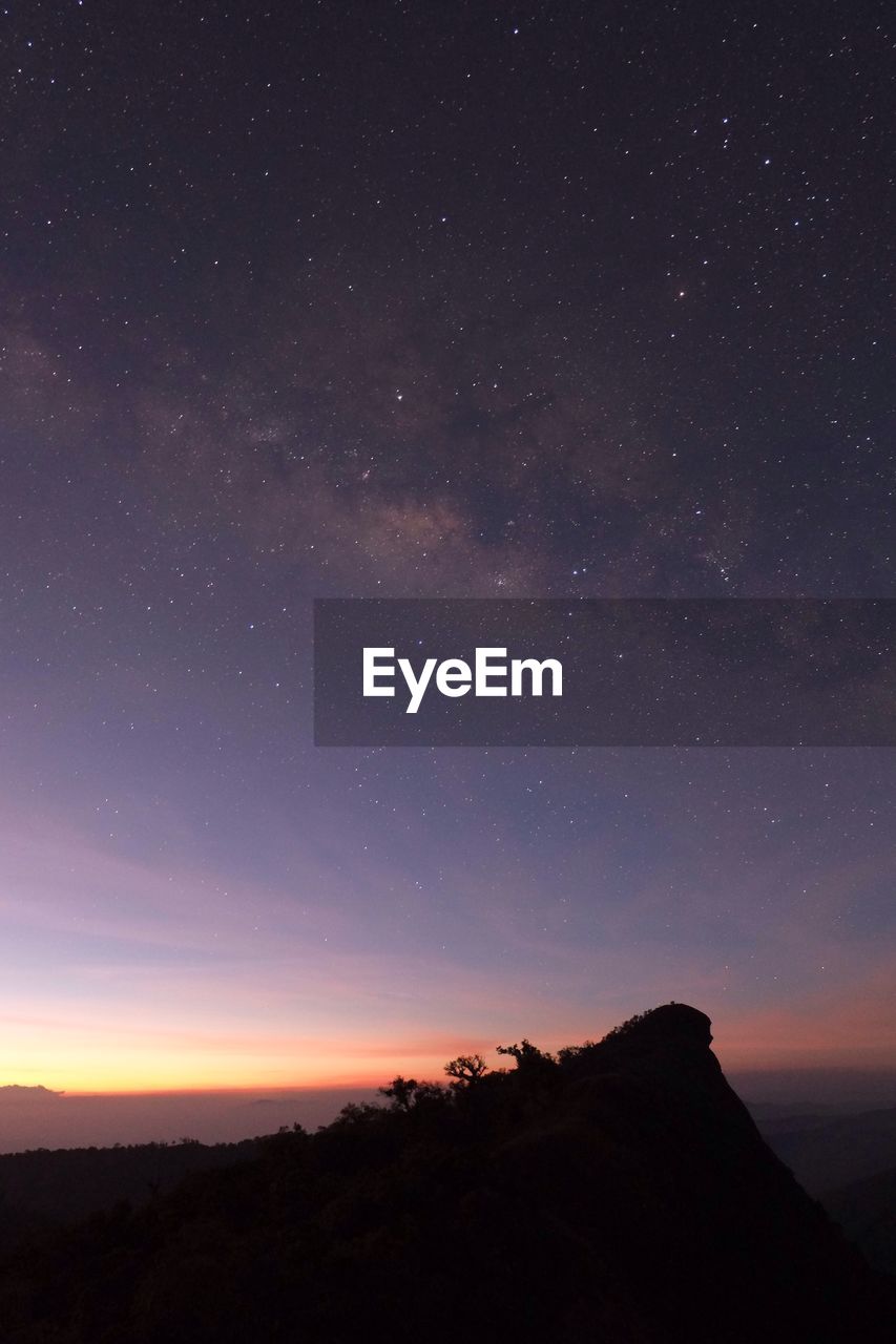 SILHOUETTE MOUNTAINS AGAINST SKY AT NIGHT