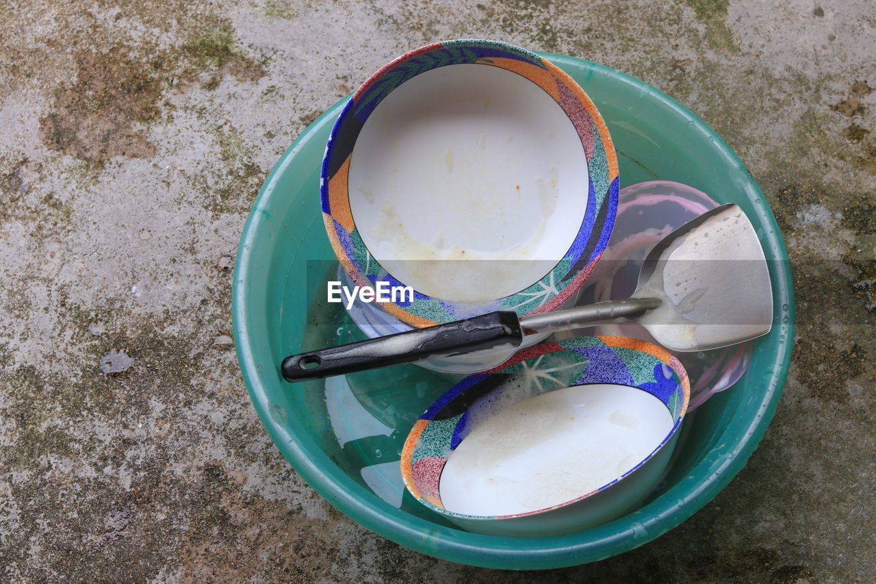HIGH ANGLE VIEW OF BOWL ON BLUE TABLE