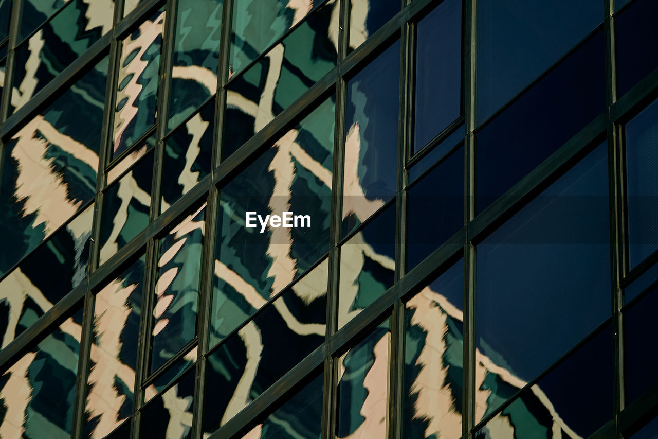 LOW ANGLE VIEW OF GLASS WINDOW AGAINST SKY