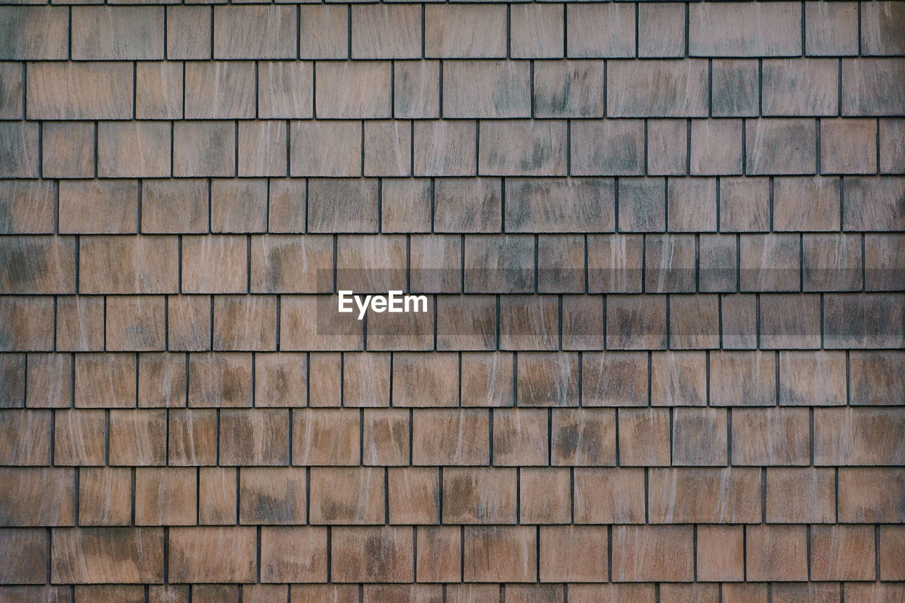 CLOSE-UP OF BRICK WALL