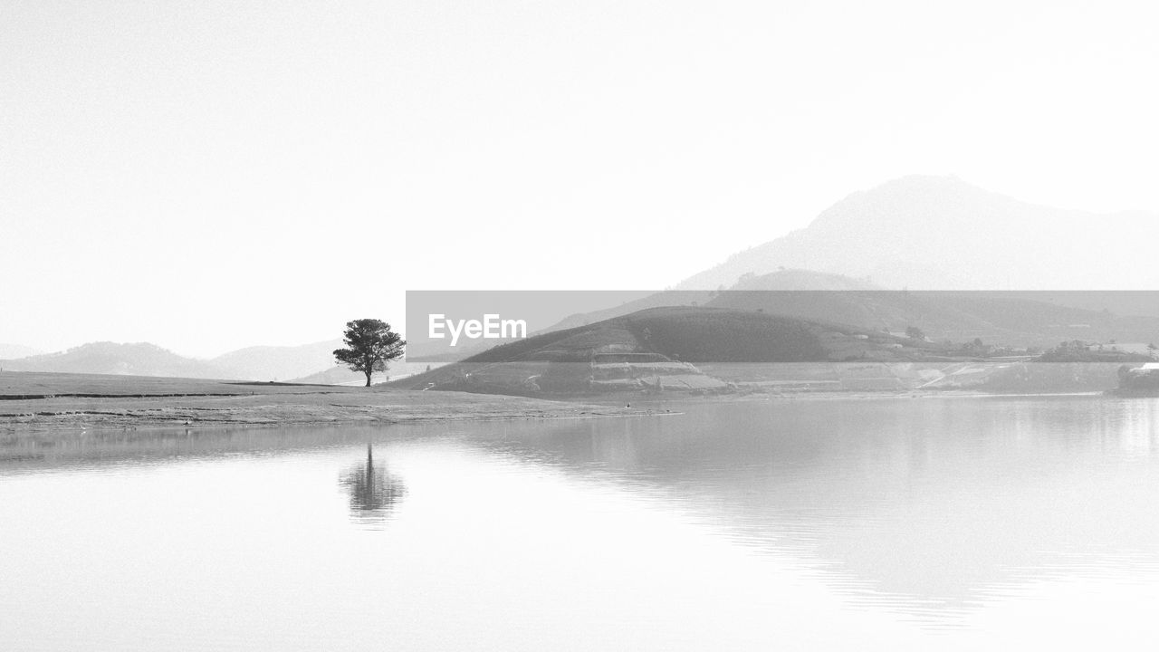 SCENIC VIEW OF LAKE AGAINST MOUNTAINS