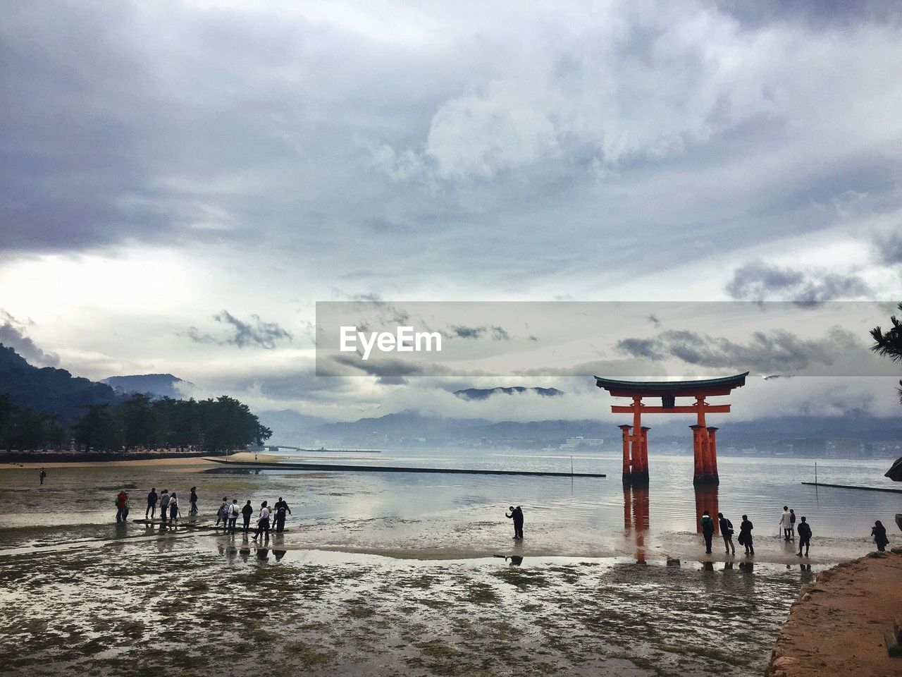 VIEW OF SEA AGAINST CLOUDY SKY