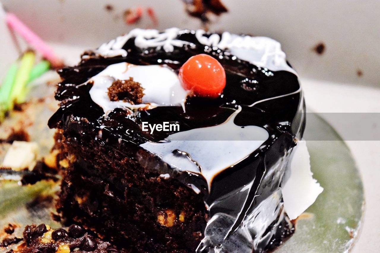 CLOSE-UP OF CHOCOLATE CAKE IN CONTAINER