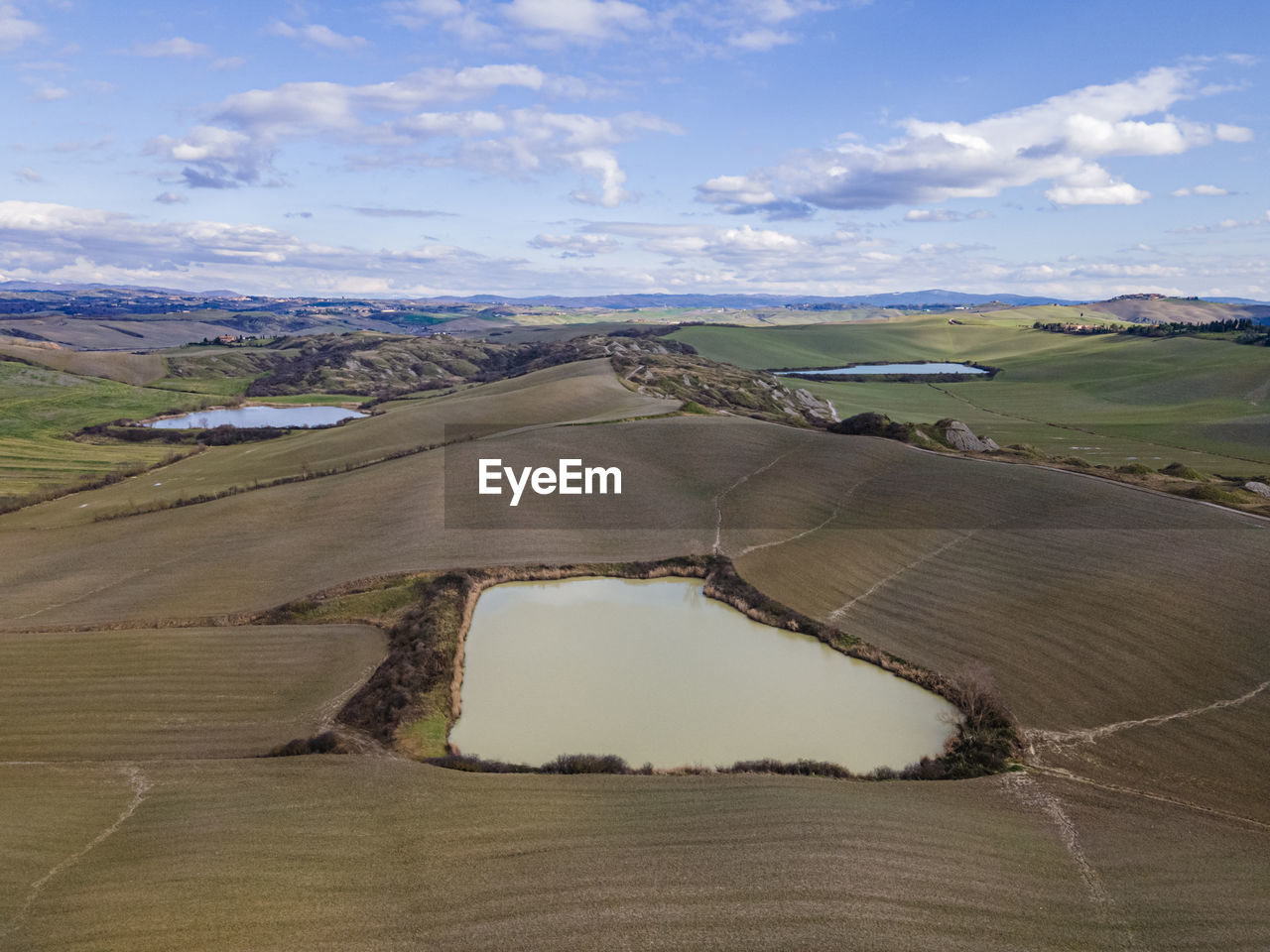 AERIAL VIEW OF AGRICULTURAL LANDSCAPE AGAINST SKY