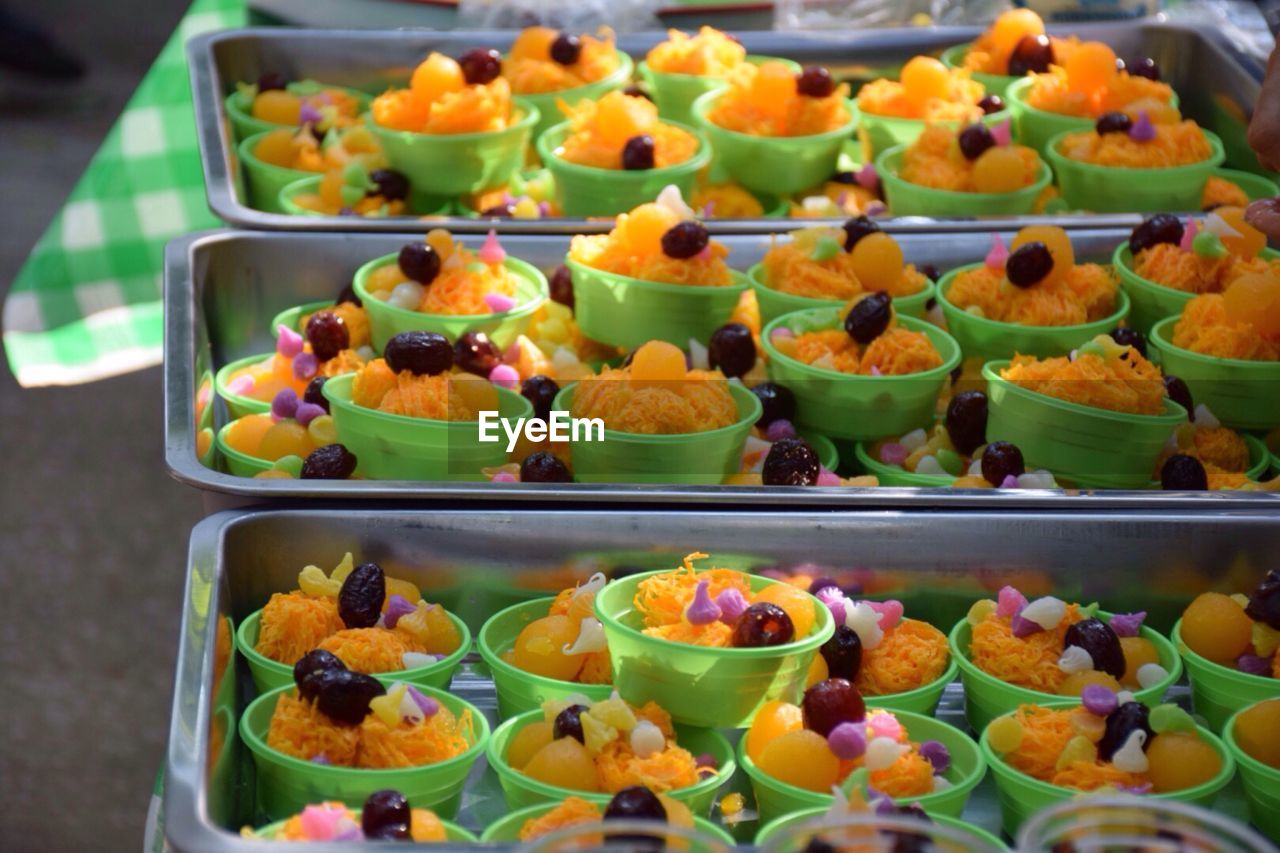 HIGH ANGLE VIEW OF FRUITS IN TRAY