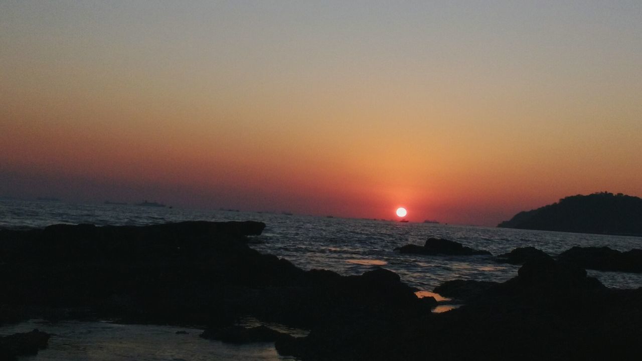 SCENIC VIEW OF SEA AGAINST SUNSET SKY