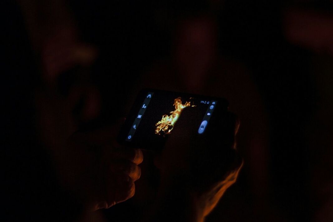 CROPPED IMAGE OF HAND HOLDING SPARKLER