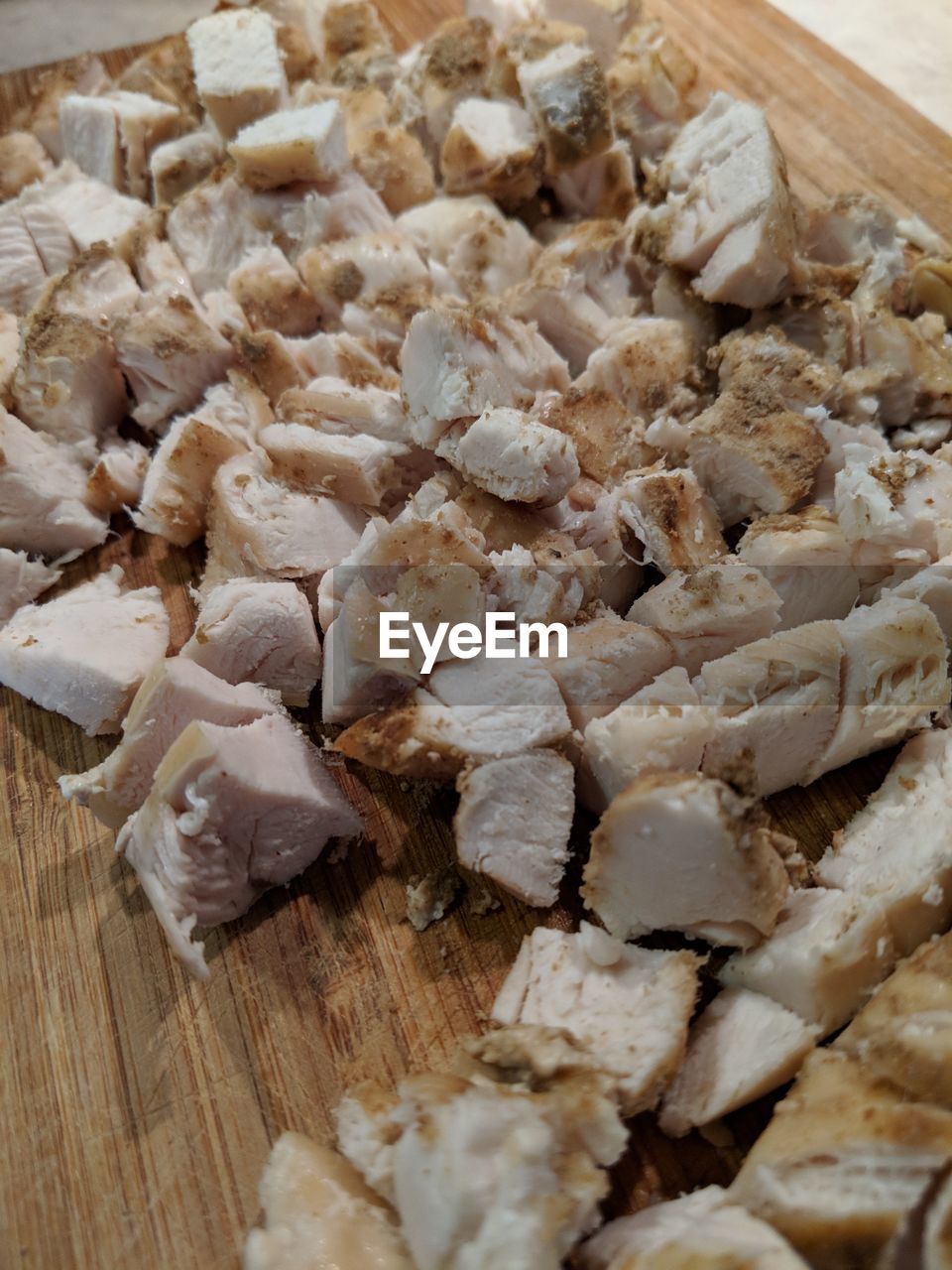 HIGH ANGLE VIEW OF CHOPPED BREAD ON WOOD
