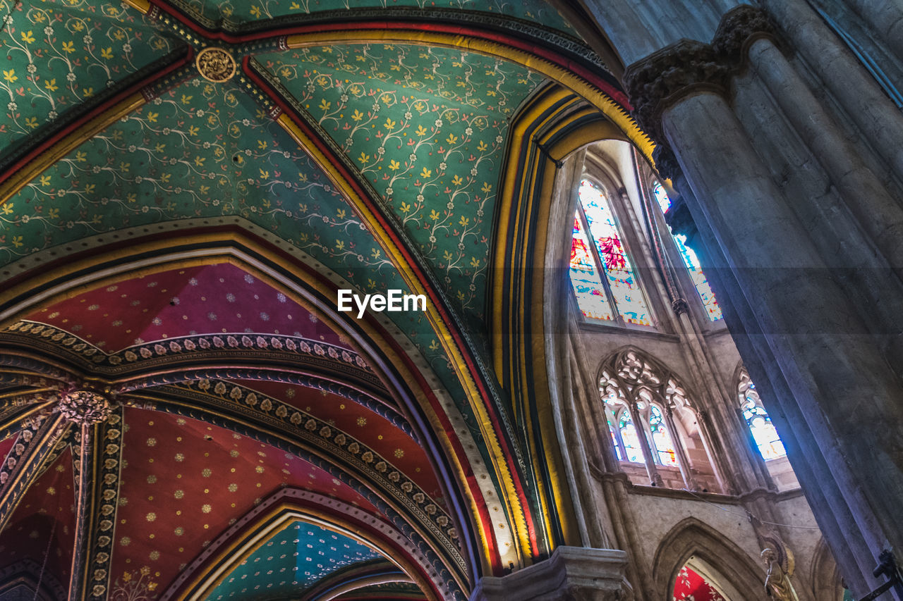 LOW ANGLE VIEW OF STAINED GLASS WINDOW IN BUILDING