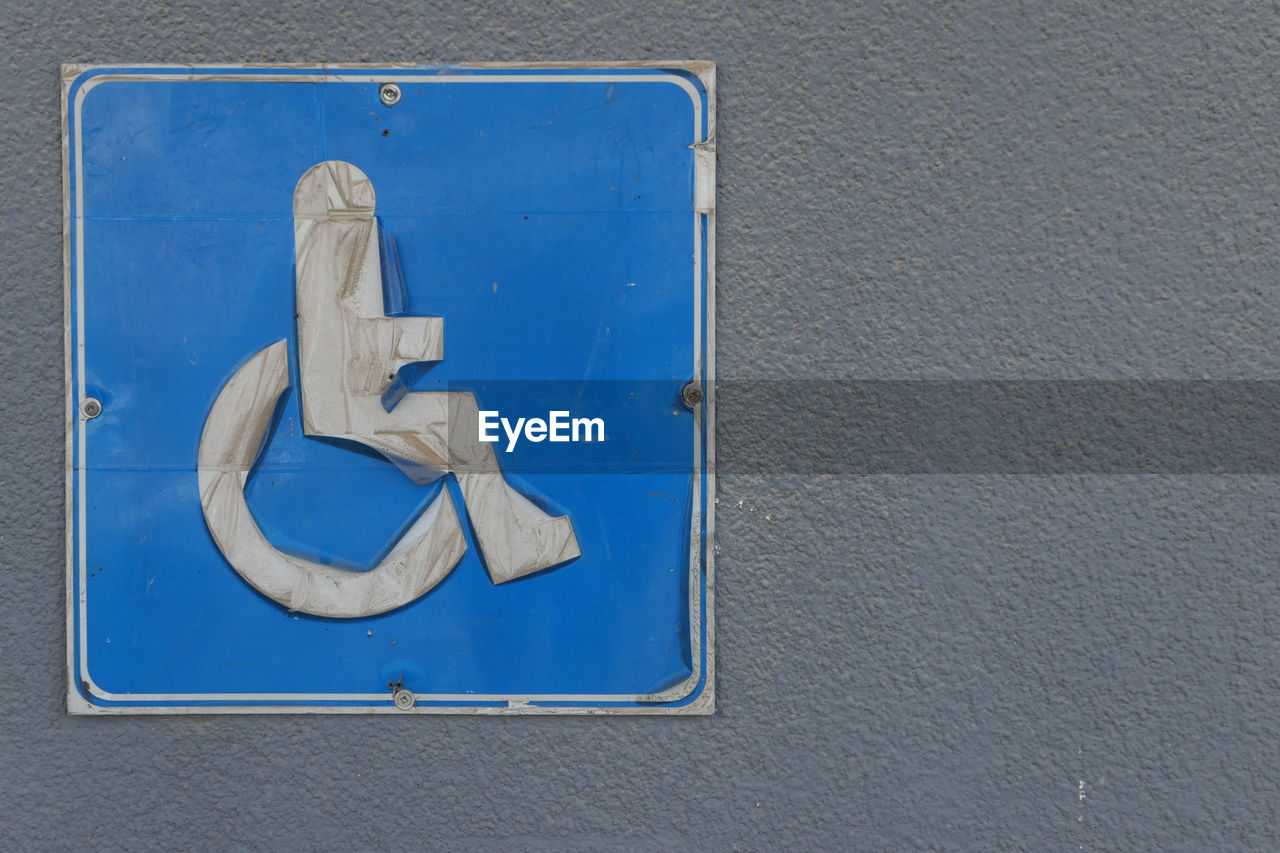 Disabled access sign on wall