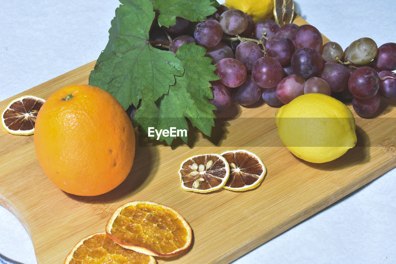 HIGH ANGLE VIEW OF FRUITS IN PLATE ON TABLE