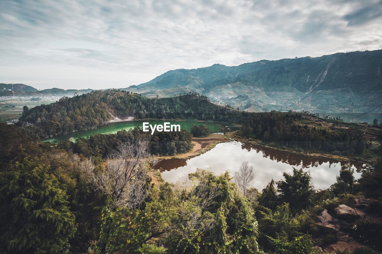 SCENIC VIEW OF LAKE AGAINST MOUNTAINS