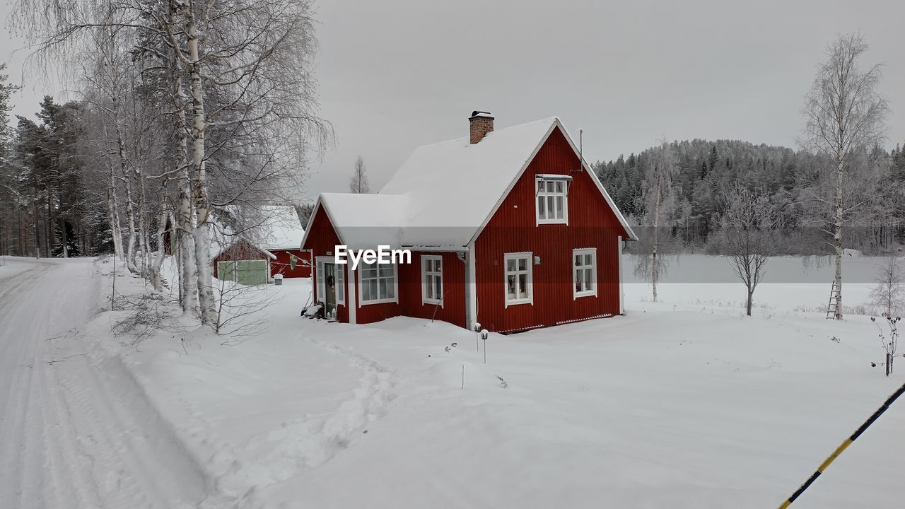 winter, snow, cold temperature, architecture, built structure, building, building exterior, house, tree, nature, landscape, residential district, plant, environment, scenics - nature, land, white, beauty in nature, non-urban scene, no people, rural scene, frozen, forest, sky, outdoors, cottage, blizzard, tranquil scene, wood, tranquility, home ownership, day, sugar house, hut