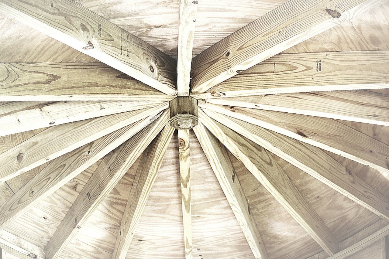 LOW ANGLE VIEW OF CEILING