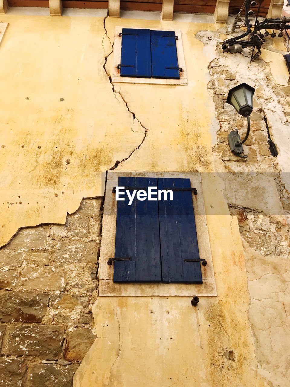 LOW ANGLE VIEW OF WINDOW ON BUILDING