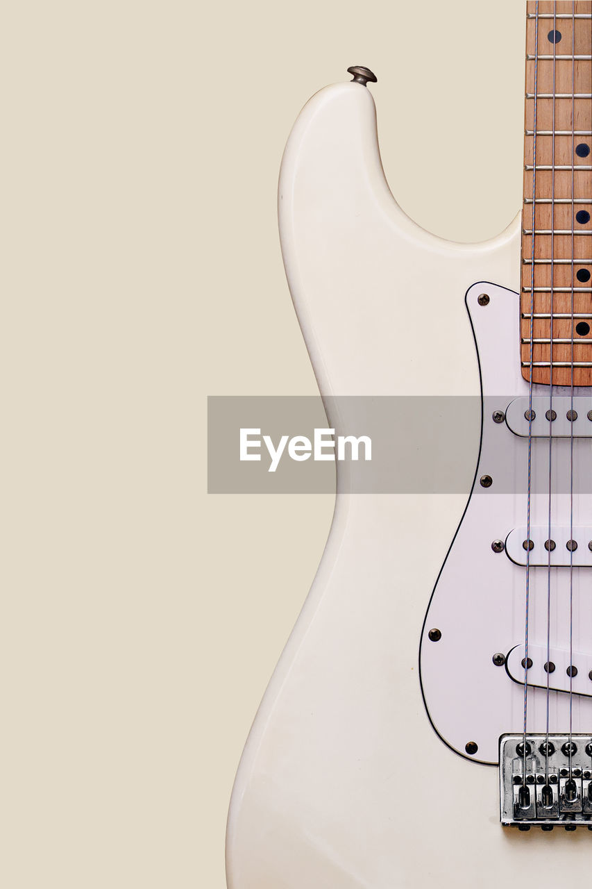 A close up of an electric guitar
