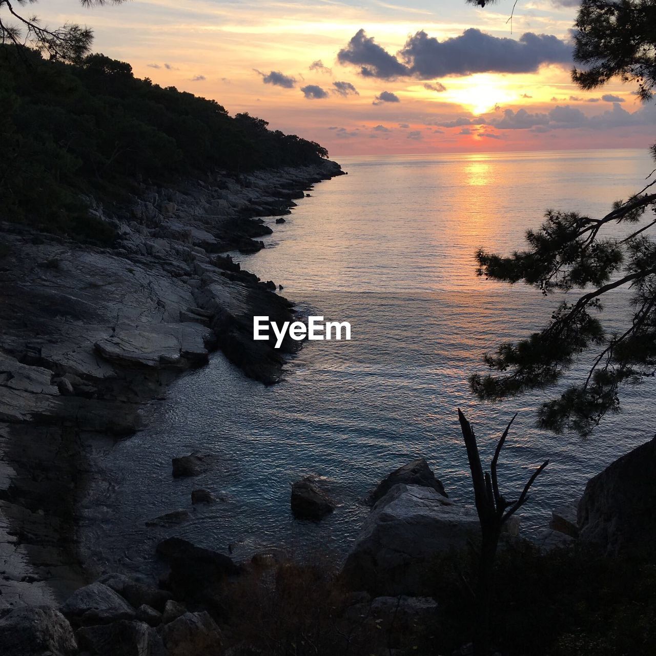 SCENIC VIEW OF SEA AGAINST SUNSET SKY