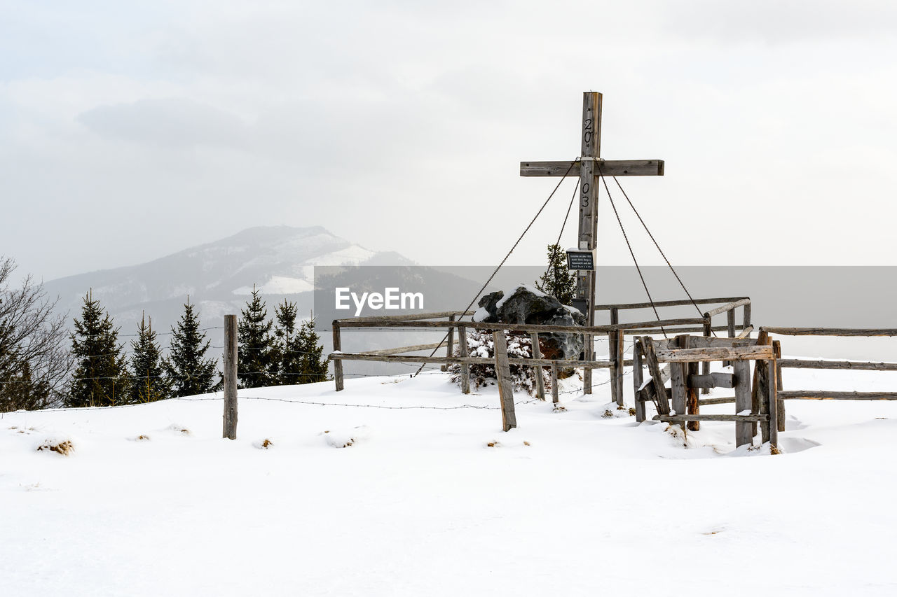 VIEW OF SNOW COVERED FIELD AGAINST SKY