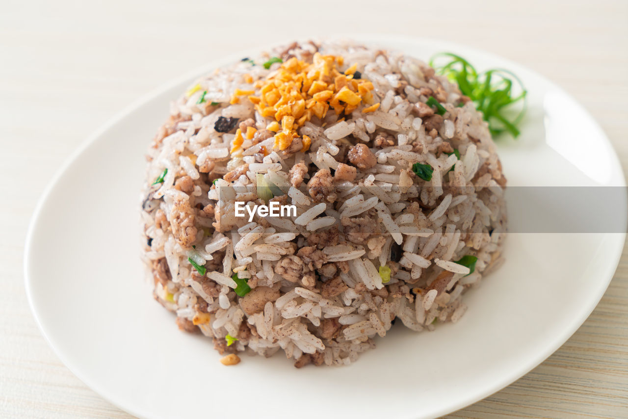 CLOSE-UP OF FOOD IN PLATE